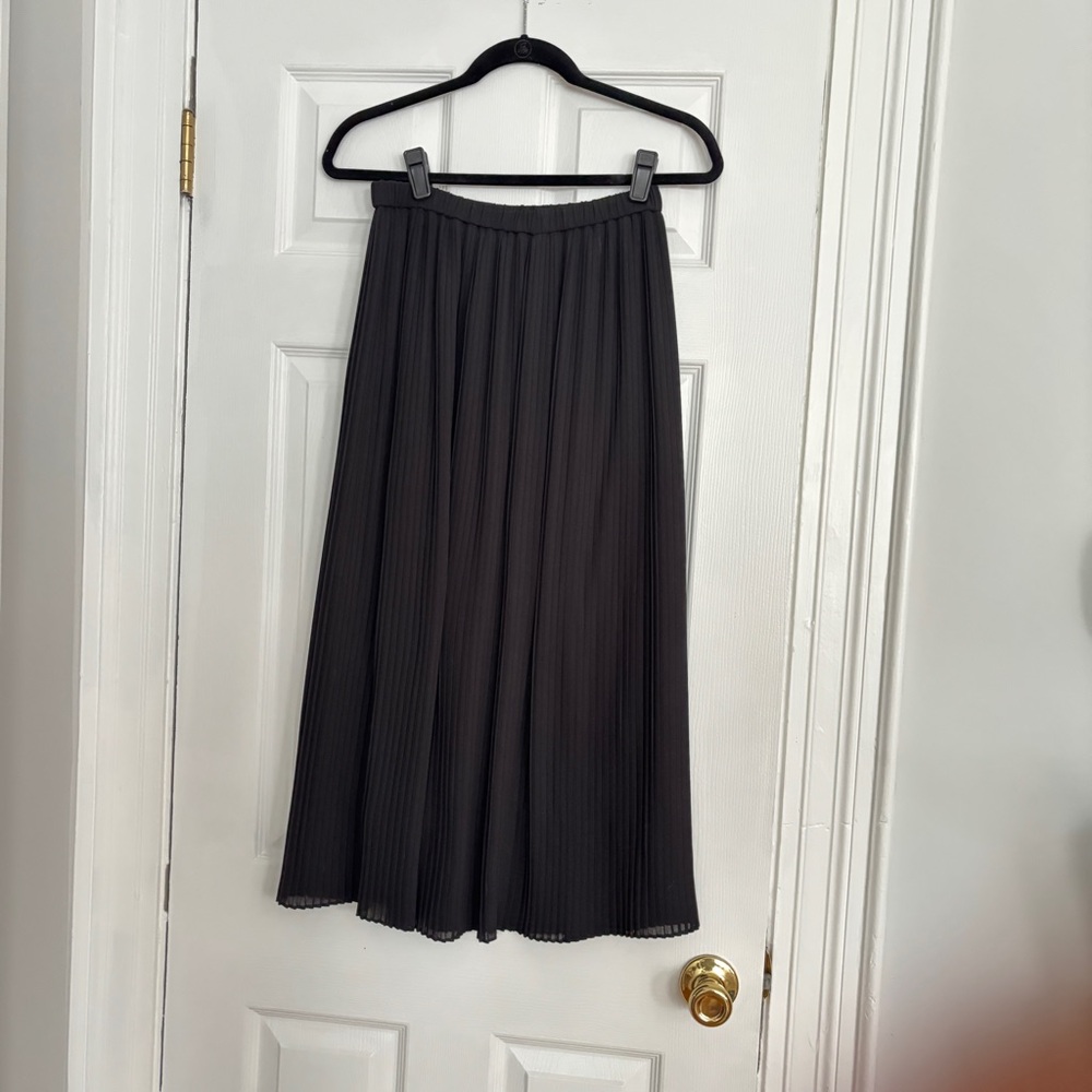 Uniqlo Black Pleated Midi Skirt